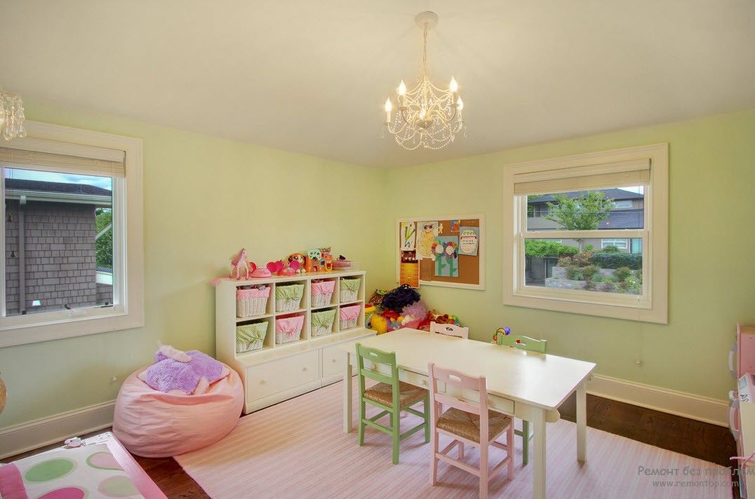 A combinação de dois tons delicados - rosa e verde no interior do quarto das crianças