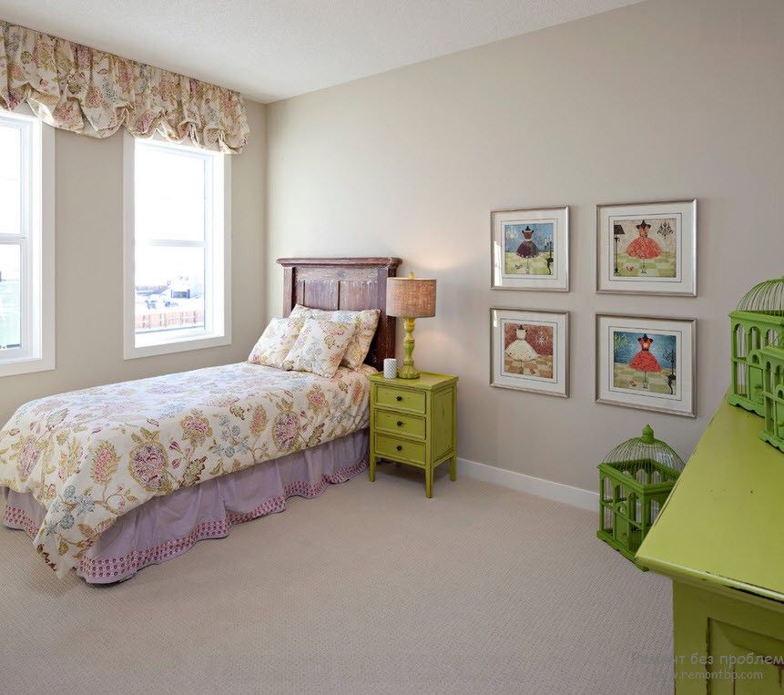Móveis verdes como destaque no interior de um quarto infantil