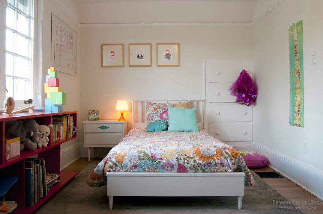 Um conjunto de móveis para o quarto de uma menina