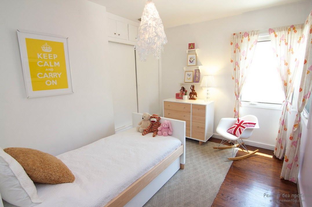 Interior claro de um quarto infantil com móveis claros