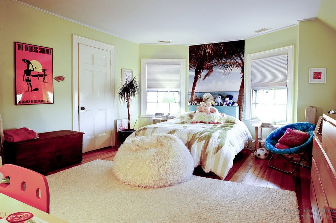 Interior inusualmente hermoso de una habitación infantil con elementos exóticos.