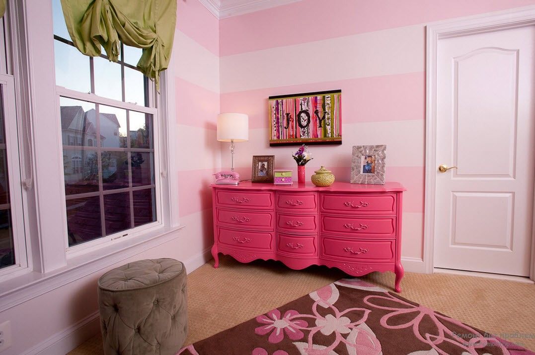 Um toque brilhante do interior do quarto das crianças - uma cômoda rosa