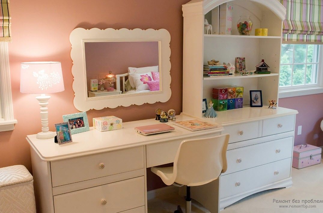 Muebles en la habitación de los niños con delicados colores pastel.