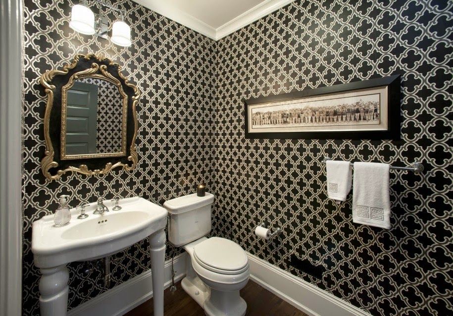 papel de parede preto com um padrão no banheiro