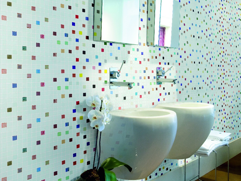 mosaico multicolorido no banheiro