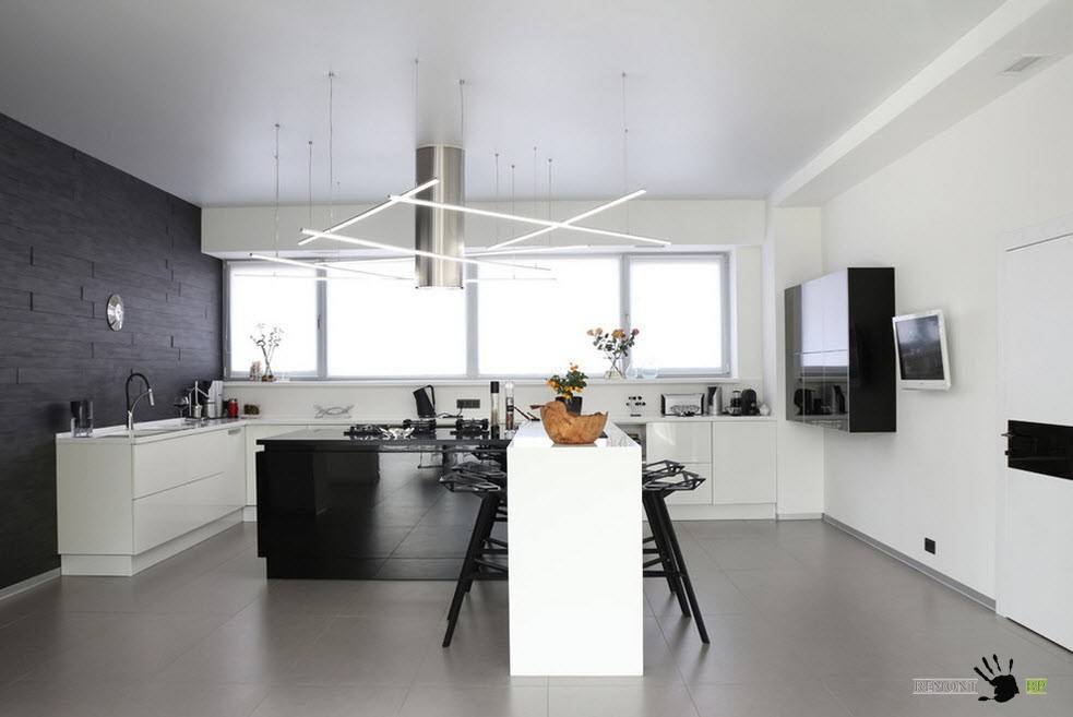 Baltos ir juodos virtuvės interjeras