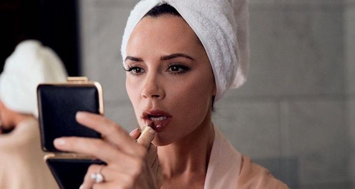 Victoria Beckham pasidažo makiažą, iliustruodama savo prekės ženklo grožio produktų pristatymą