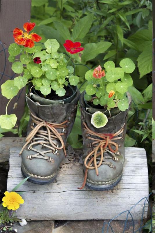 ideja za izdelavo cvetličnih škornjev, izvirnega sejalnika za samostojno izdelavo, enostavnih in ustvarjalnih idej za okrasitev vrta