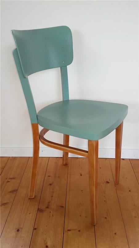 bir mobilyayı zımparalamadan nasıl yeniden boyayabilirim, sandalye deniz yeşili ve bacaklar koyu kahverengi, kahverengi ahşap parke