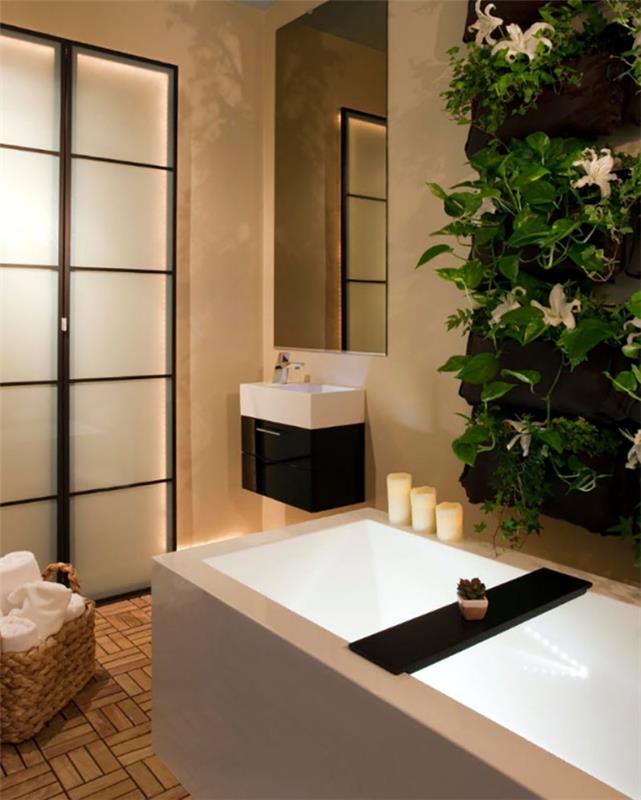 Japoniškos vonios modelis moderniame ir zen stiliaus vonios kambaryje su smėlio spalvos sienomis ir medinėmis plytelėmis išklotomis grindimis