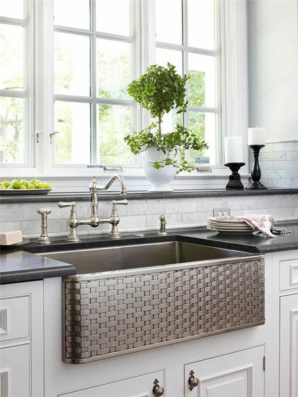 leroy-merlin-sivo-kuhinjsko-pohištvo-belo-veliko-okno-v-moderni-kuhinji