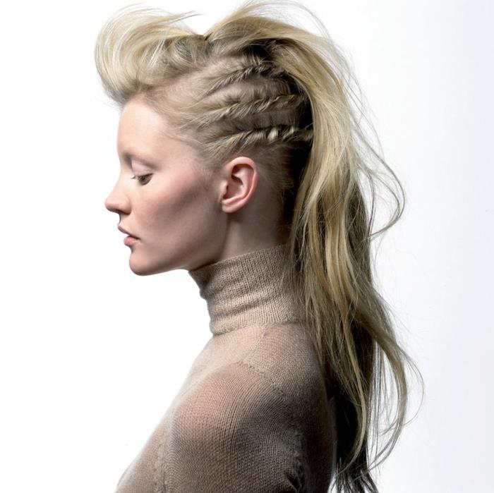 viking saç modeli, lagertha stili, sarı saç, sırt kakülleri, yanlarda imitasyon dreadlock örgüler