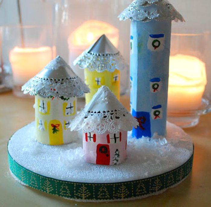 Kalėdų kaimas tualetinio popieriaus ritiniuose ir nėrinių popieriaus stoguose Kalėdų dekoravimo idėjos