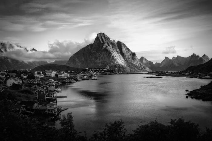 najlepše črno -bele podobe pokrajine, fotografija vasi ob jezeru, zaščitena pred gorami nekje na Norveškem