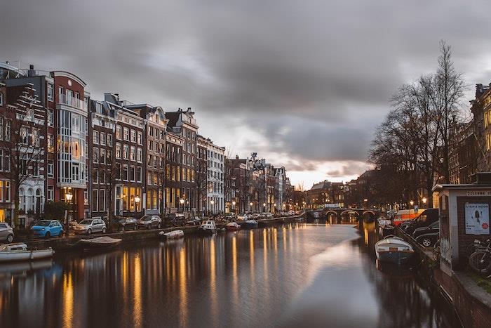 Amsterdamski kanali ob sončnem zahodu fotografija mestne krajine, podoba pokrajine mesta, kul navdihujoča podoba