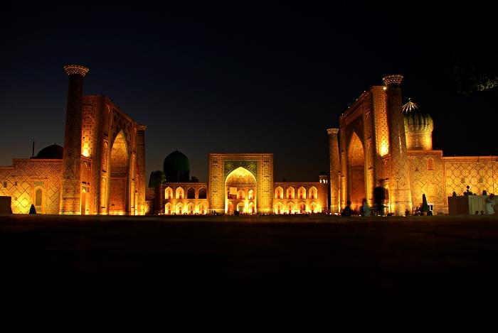 Semerkant antik kentinin ziyareti, akşamları aydınlatılan Registan Meydanı'ndaki bina