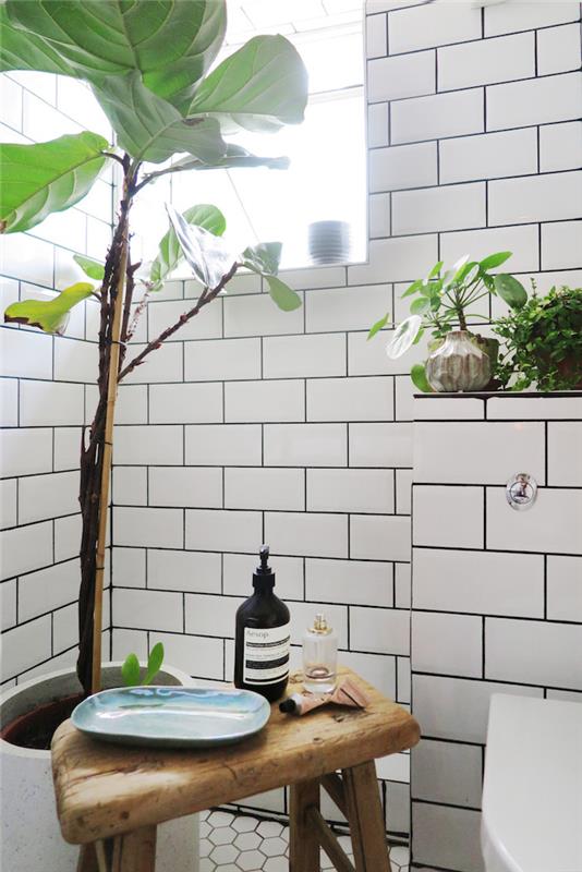 Uzun yeşil bitki, banyo dolabı, tasarımdan kuruluma Zen banyo, ahşap tabure ile dekorasyon