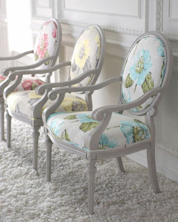 vintažinė-kėdė-gėlės