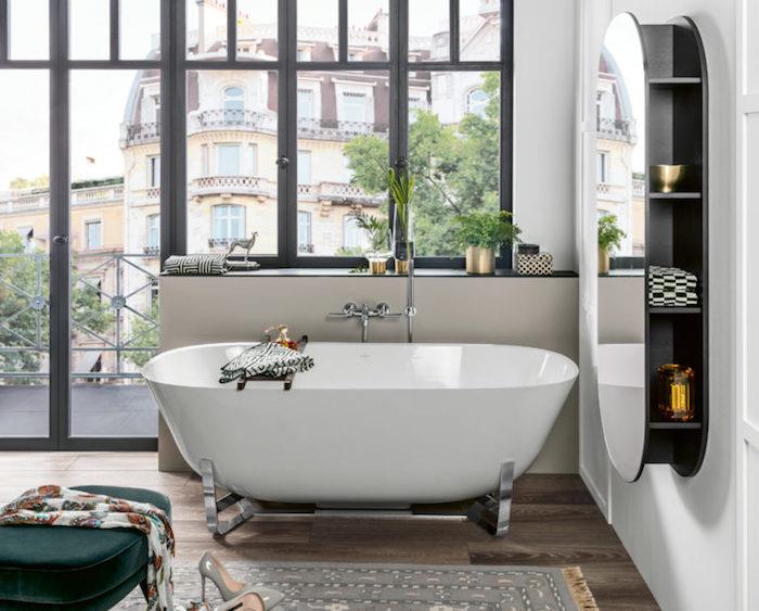 Art deco ve Bauhaus tasarım banyo, yeşil bitkiler, klasik küvet, depolu ayna