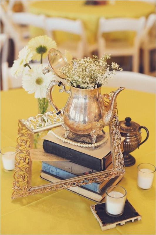 starinski čajnik, spomladanski cvetlični aranžmaji, na vrhu knjig, zlati okvir, stekleni svečniki