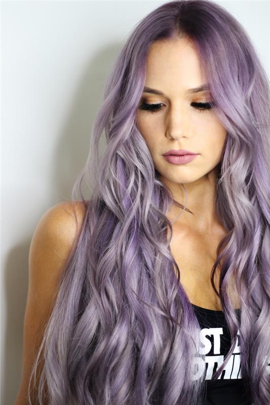 Šukuosenos tendencija 2020 m., Ilgi moters kirpimai, violetinė spalva ant ilgų banguotų plaukų