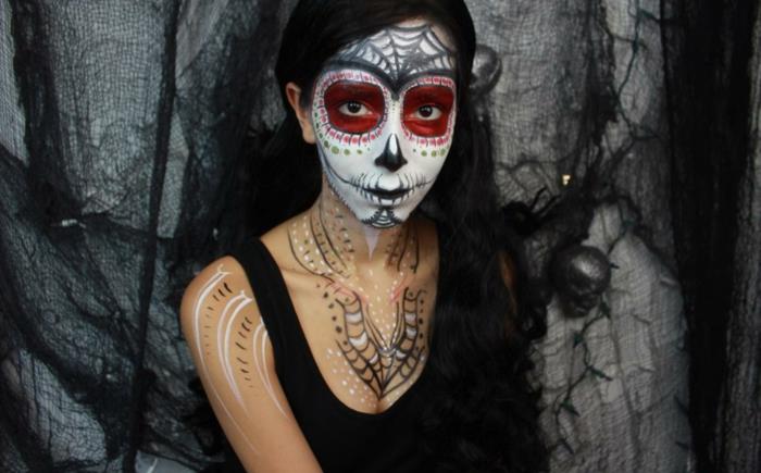 bir kızın yüzünde kafatası, iskelet cadılar bayramı makyajı, siyah elbise, örümcek ağı