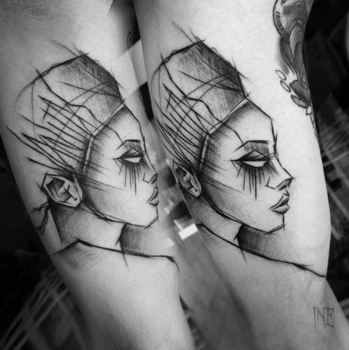 Graži moteris abstraktus tatuiruotės grafinis stilius, modernaus originalaus stiliaus rankos tatuiruotė, Nefertiti veidas ant peties