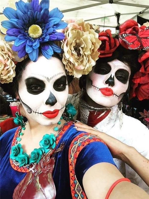 Meksika'da ölüler karnavalı, başlarında büyük çiçekler, kırmızı ruj, siyah gözler