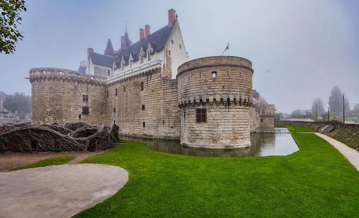 visit-nantes-chateau-des-ducs-morning-moat-