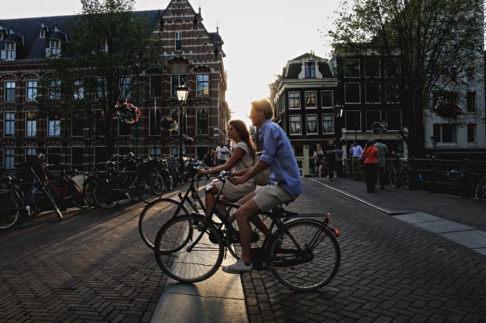 vodeni kolesarski izleti za odkrivanje znamenitosti in nenavadnih dejavnosti v Amsterdamu