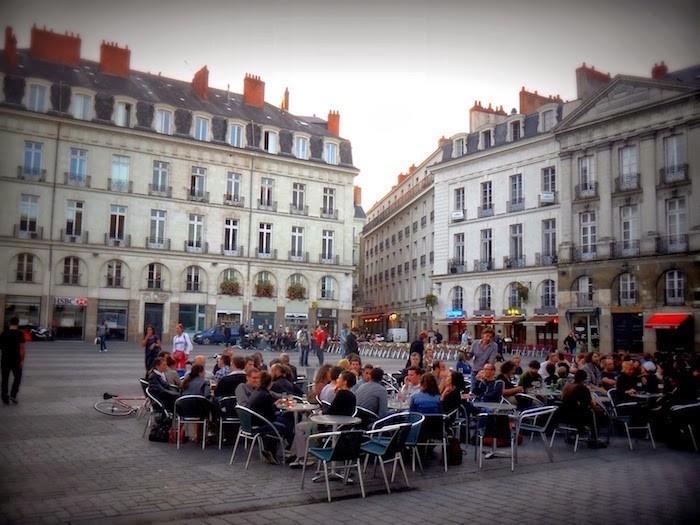 visit-nantes-place-bouffay-bar