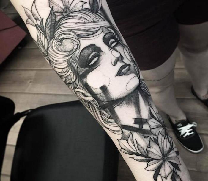 Tatuaggi uomo e un'idea con il disegno del viso di una donna