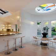 Virtuvės interjeras su vitražo lubomis