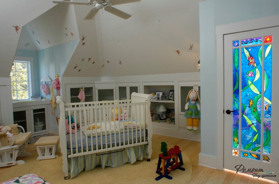 Vaikų kambarys su šviesiomis durimis