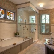Ryškus vitražo dizainas vonios kambaryje