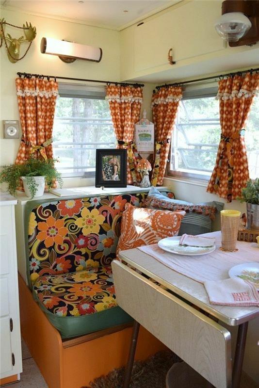 živi-v-mobilni-hiši-skozi vse leto okrašeni-v-oranžni-in-cvetlični vzorci