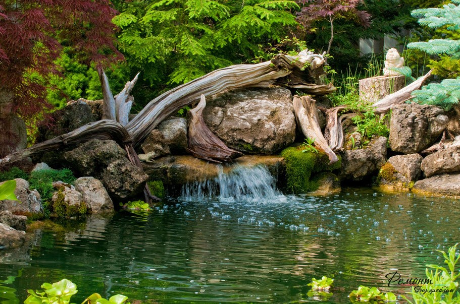 Uma cachoeira e um lago artificial - uma imagem espetacular
