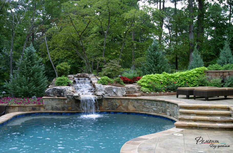 Uma cachoeira combinada com um reservatório artificial é um elemento decorativo luxuoso