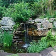 Em um pequeno quintal, a estrutura de uma cachoeira deve ser simples.