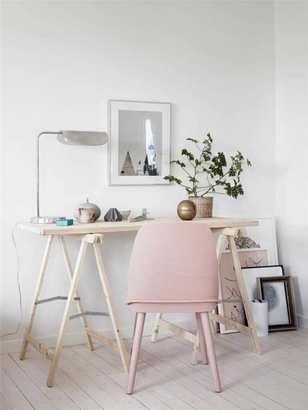 čia yra puikus rašomasis stalas šviesioje medinėje kėdėje šviesiai rožinėse grindyse šviesiose grindyse