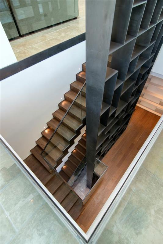tukaj je še ena varianta za spiralno stopnišče iz temnega lesa