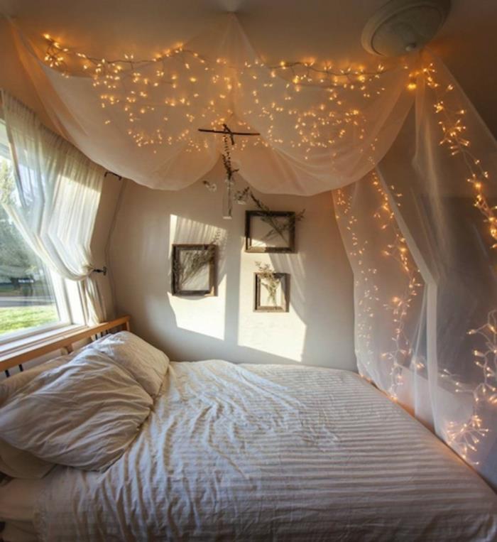 orijinal ebeveyn yatak odası dekor fikri, elektrik lambalarıyla aydınlatılan beyaz tül, basit duvar dekoru, beyaz yatak odası fikri