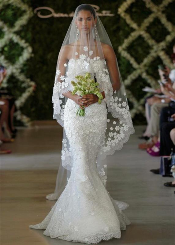 elegantiška nėrinių undinės vestuvinė suknelė, susieta su siuvinėtu nuotakos šydu su nėrinių apdaila