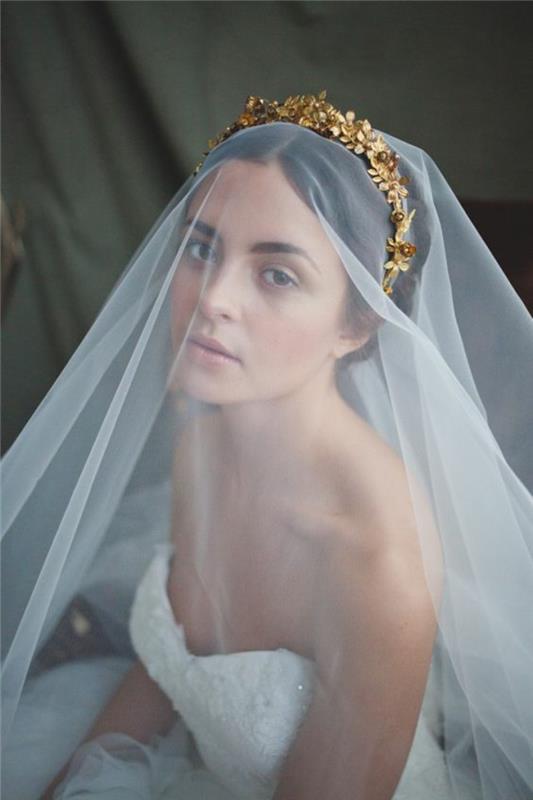 princesės suknelė derinama su ilgu vestuviniu šydu ir auksine karūna