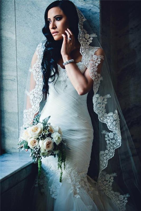 undinės vestuvinė suknelė, dėvima su mantijos nuotakos šydu ant palaidų plaukų