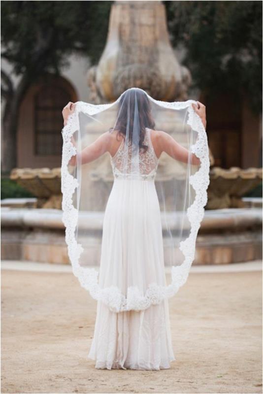 elegantiška mantijos vestuvių šydas su nėrinių apvadu ir labai sklandi bei lengva romantiška vestuvinė suknelė