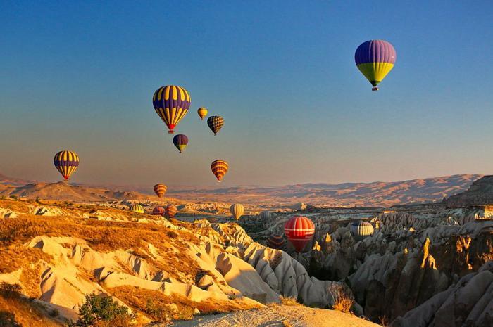 Kapadokya'nın kayalarının üzerinde sıcak hava balonu uçuşu