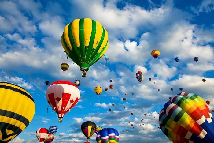 balon-let-baloni-na-modrem-nebu