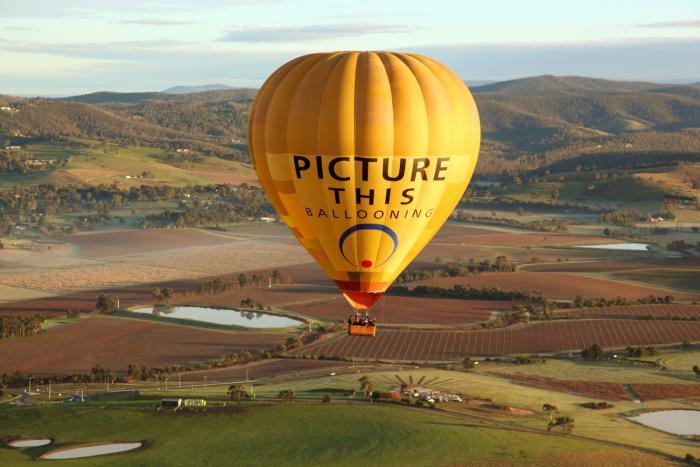 vroči zrak-balon-letenje-balon-nad-ravnino