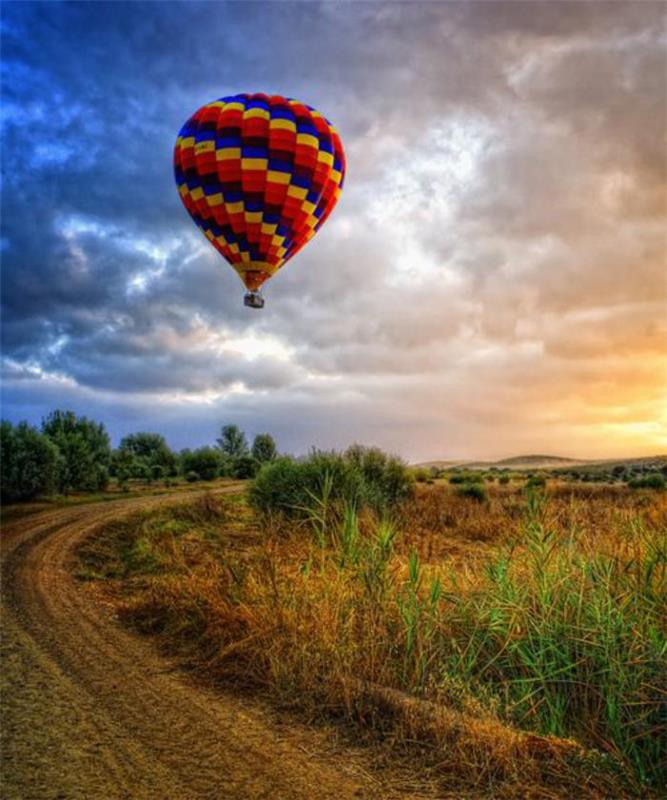 balloon-flight-a-osamljen-balon-nad-čarobno-ravnino